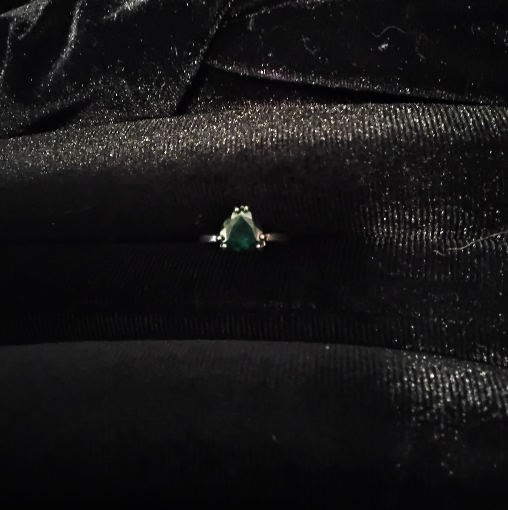 Elegant Green Teardrop Ring